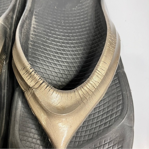 Oofos oolala sandals size 11 gold black - Picture 3 of 11